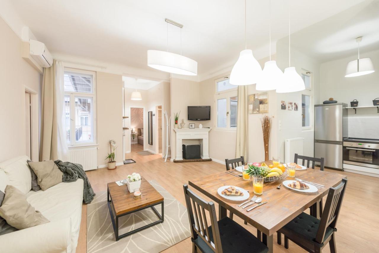 Appartamento Downtown Heart 3 Bdr, 2 Bath, A/C Budapest Esterno foto